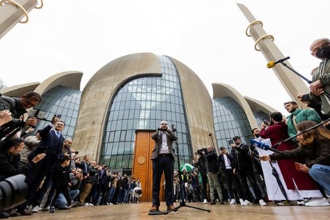LGBT'lilerden Köln'de ezan protestosu! Cami önünde toplanıp slogan attılar